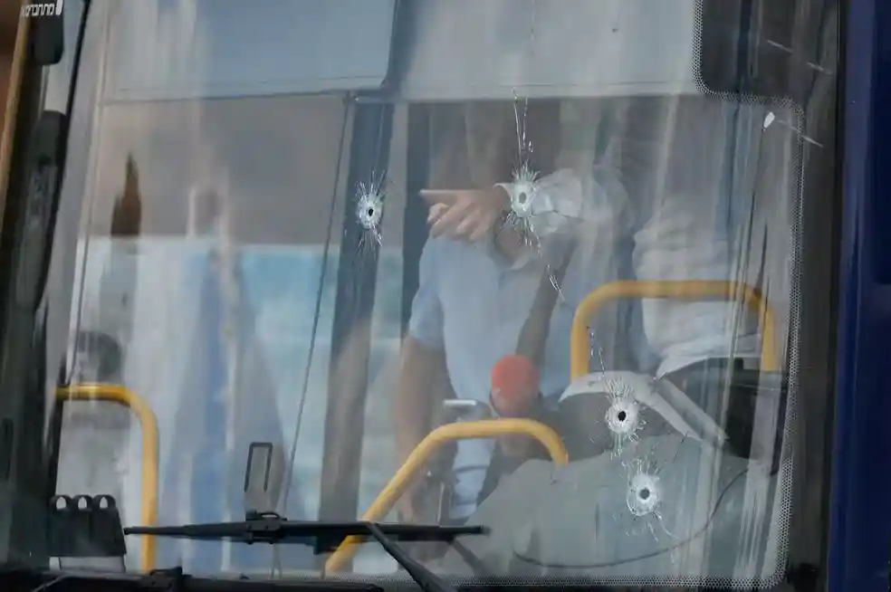 Equipes de emergência inspecionam ônibus com marcas de tiros onde atiradores abriram fogo em Jerusalém em 8 de setembro de 2025