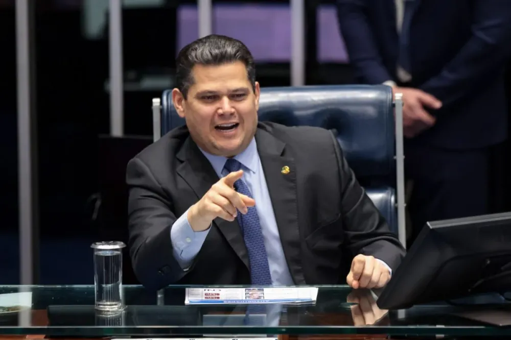 Imagem de Alcolumbre critica Flávio Bolsonaro e cobra propostas para a eleição presidencial