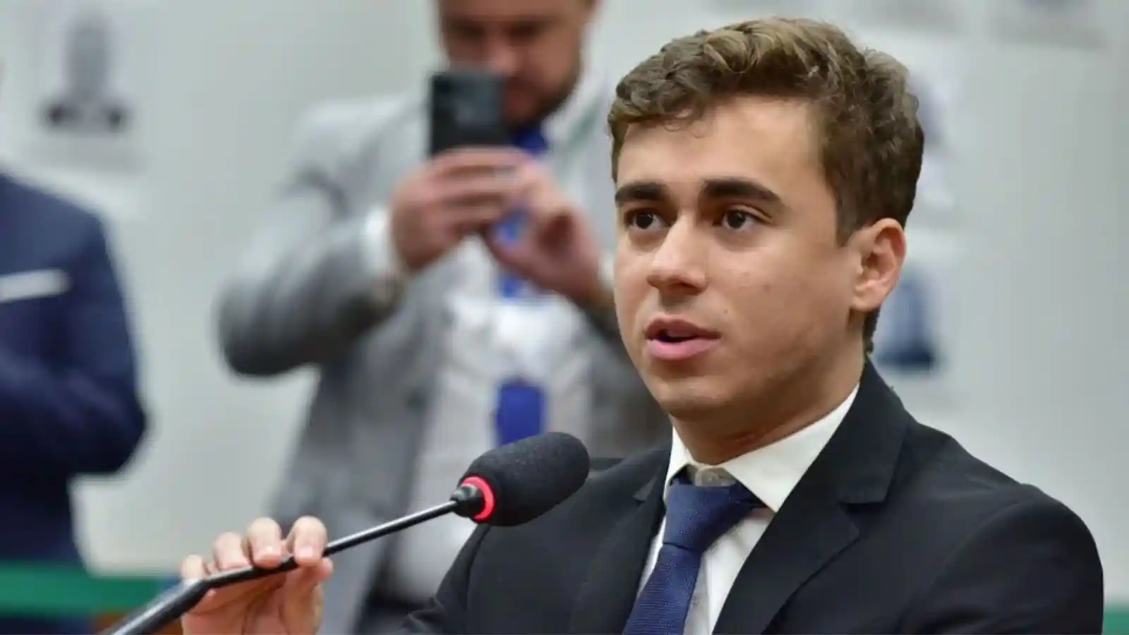 Imagem de Nikolas associa rebaixamento de escola de samba a cenário eleitoral de 2026