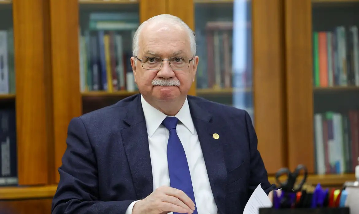 Fachin promete defesa firme da democracia e dos direitos humanos ao assumir o comando do STF