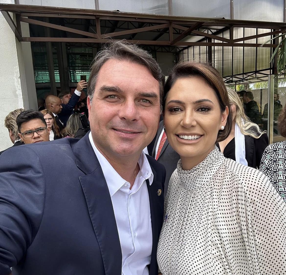 Imagem de Michelle Bolsonaro deve declarar apoio público a Flávio nas próximas semanas