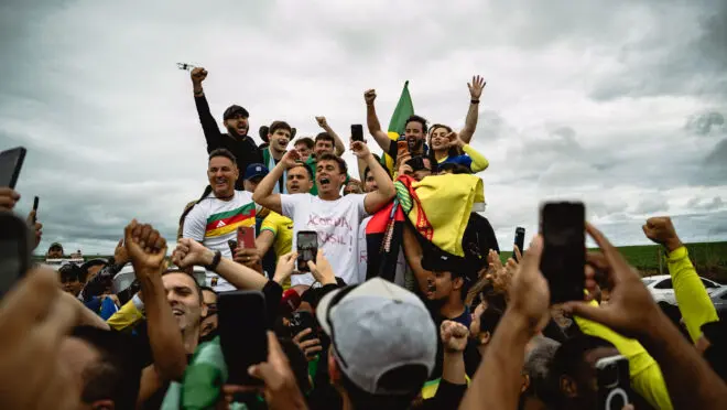 Imagem de Nikolas visita feridos por raio durante caminhada: “não vão nos derrotar”