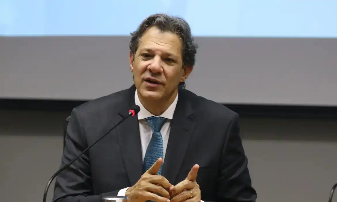 Imagem de Haddad chama Bolsonaro de "mais subserviente da história" e diz que governo Lula prepara diálogo com Trump sobre tarifas
