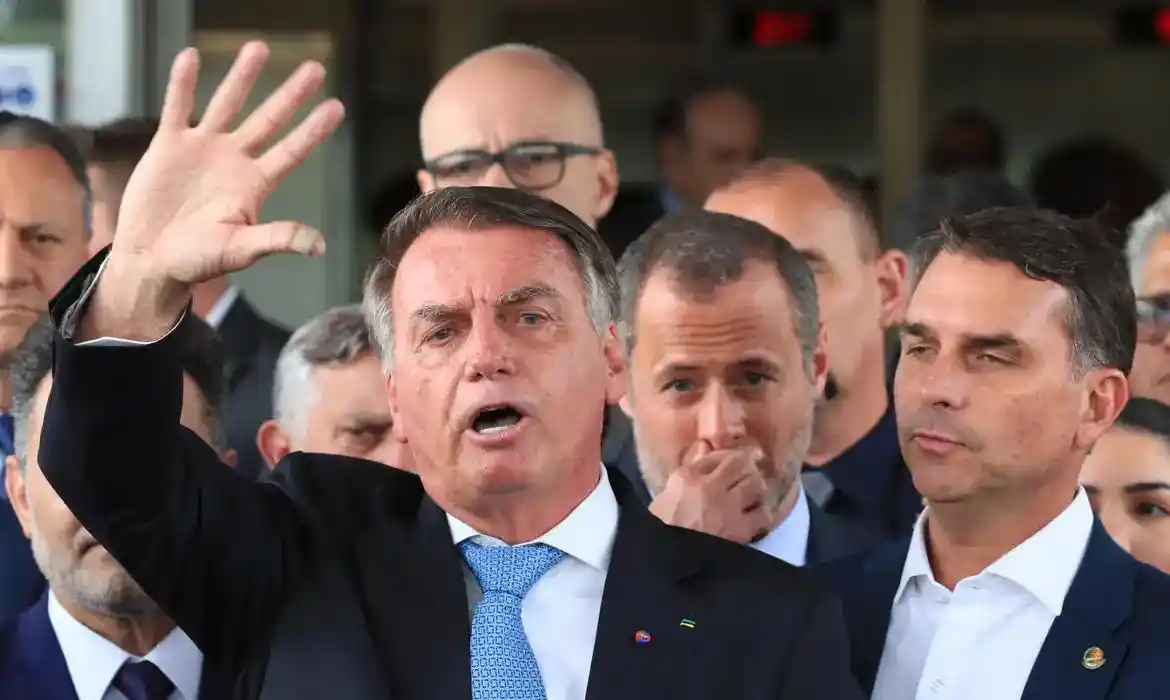 Imagem de Moraes autoriza Bolsonaro a deixar prisão domiciliar para cirurgia em Brasília