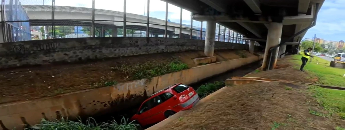 Carro cai em vala na Avenida ACM