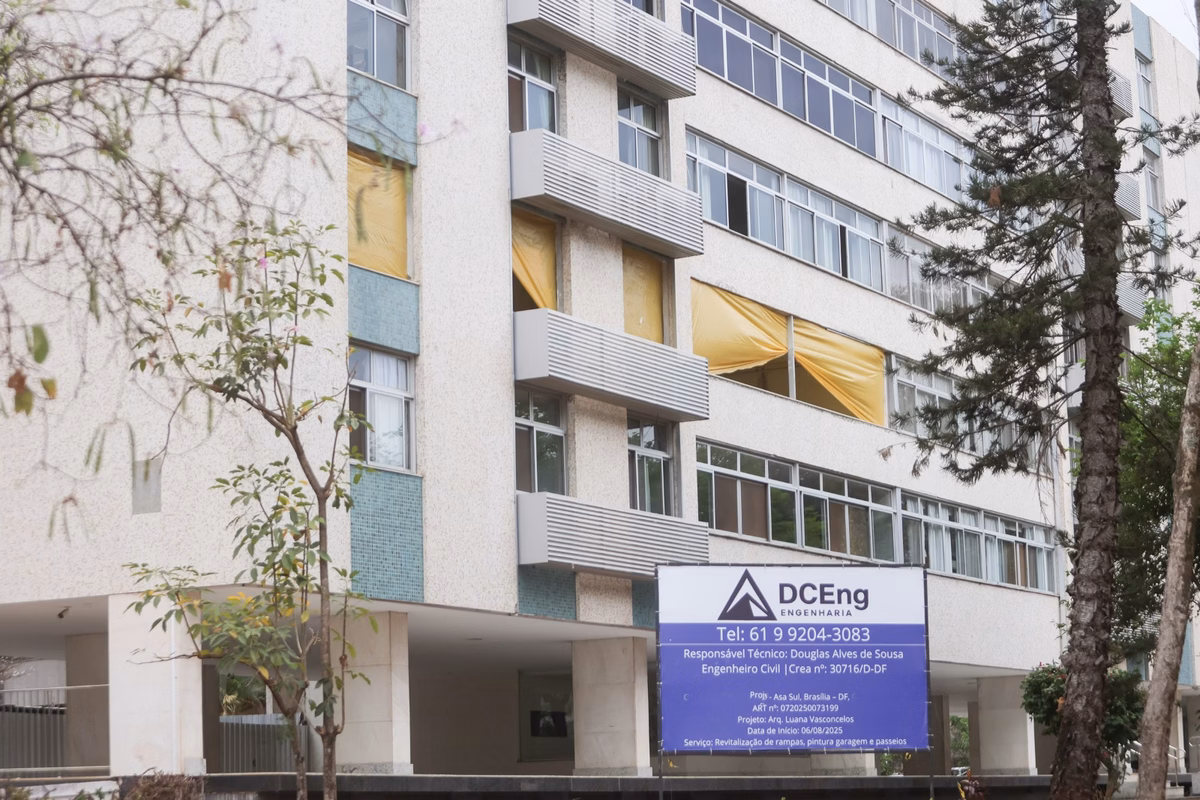 Lona amarela cobre janela de apartamento funcional do TCU sob reforma para ministro