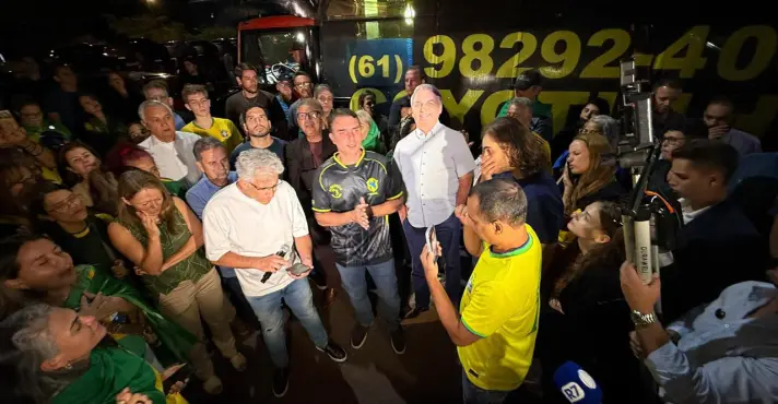 Imagem de PSOL protocoliza notícia-crime contra Flávio Bolsonaro após convocação de vigília