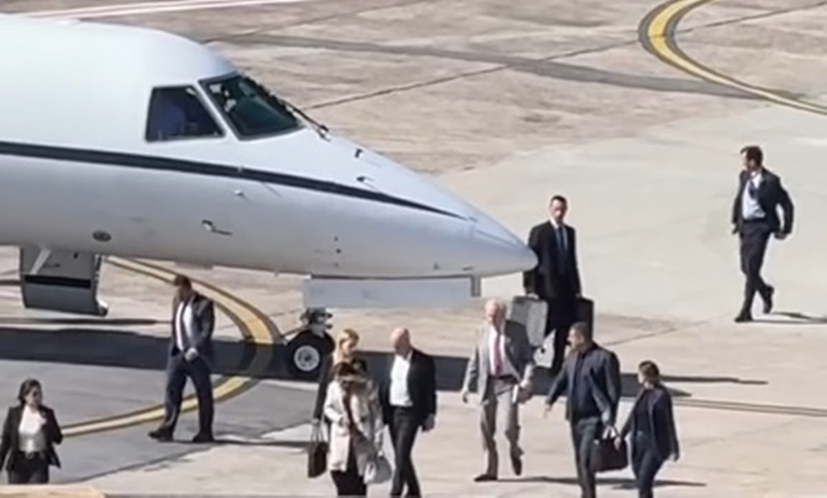 Primeira-dama Janja, e os ministros Alexandre de Moraes (STE) e Ricardo Lewandowski (Justiça) desembarcando na pista do Aeroporto de Congonhas em São Paulo, após voo da FAB que partiu de Brasília, em 13 de junho