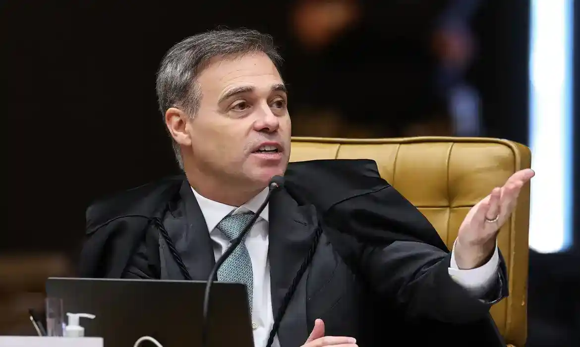 Imagem de Mendonça entrega bilhete a Toffoli durante sessão do STF sobre caso Banco Master