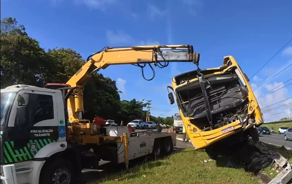 Ônibus bateu em poste após motorista perder o controle 