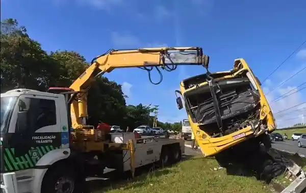 Ônibus bateu em poste após motorista perder o controle 