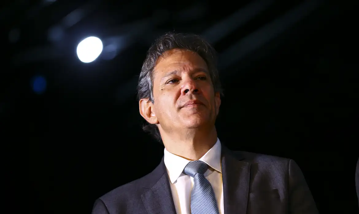 Imagem de Haddad reage a pesquisa e diz que empate entre Lula e Flávio é “lavagem cerebral coletiva”