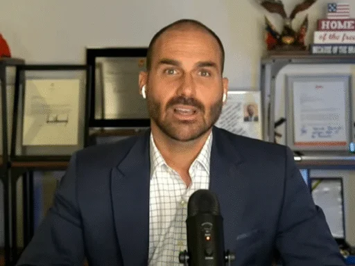 Imagem de Eduardo Bolsonaro critica inquérito contra Flávio e acusa Moraes de interferência eleitoral