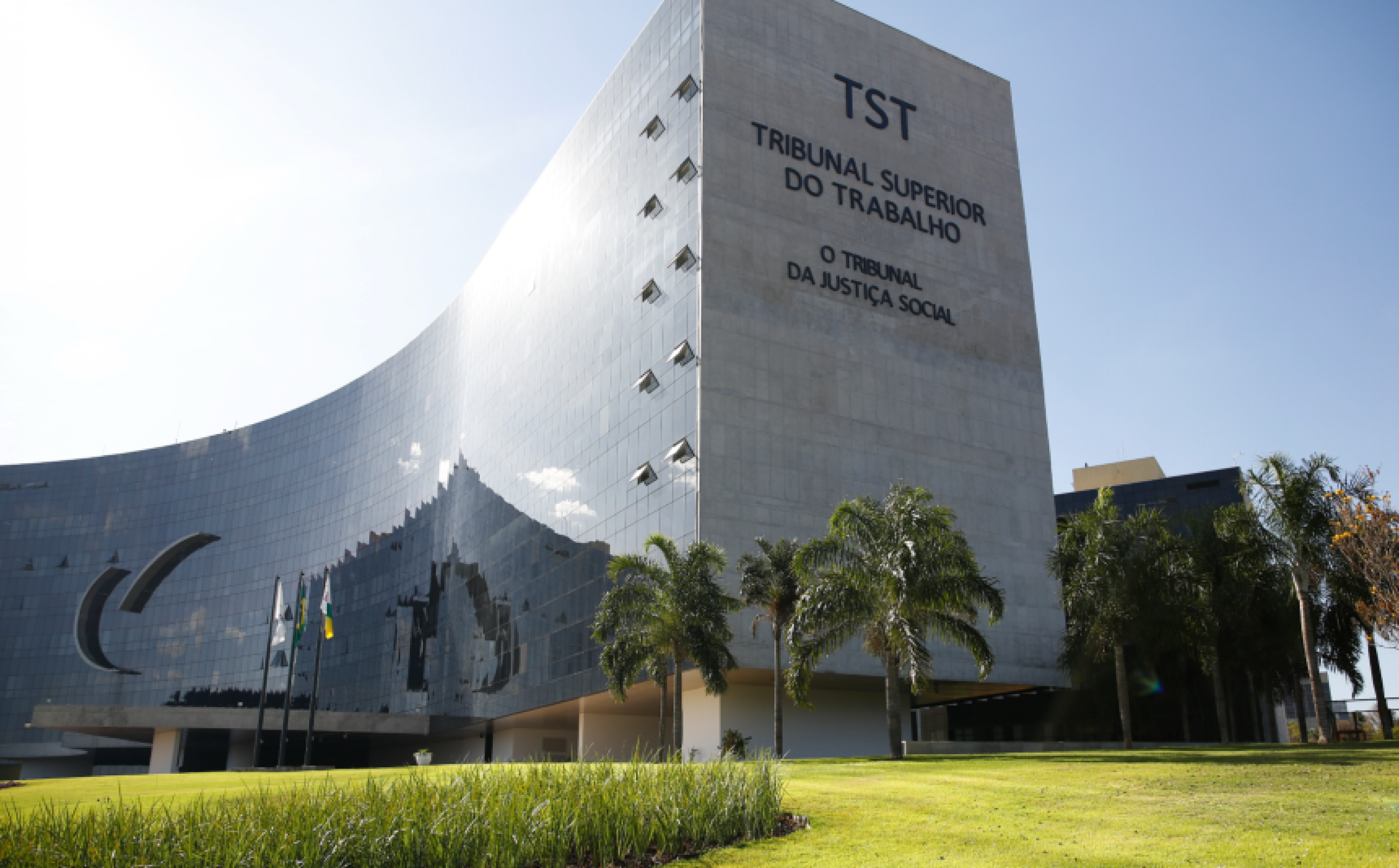 Imagem de TST compra 30 carros de luxo Lexus por mais de R$ 10 milhões para ministros