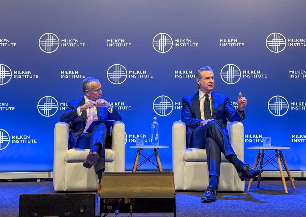 Imagem de Governador da Califórnia critica tarifas de Trump e diz que gesto foi “um dedo do meio ao Brasil”