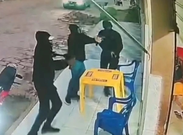 Suspeitos atiraram da frente do bar