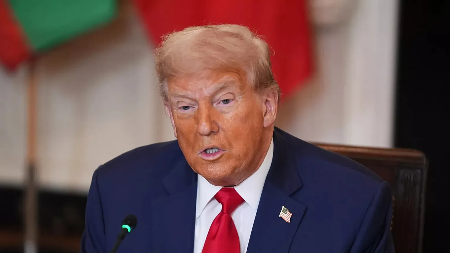 Imagem de Datafolha: maioria vê motivação política de Trump para favorecer Flávio Bolsonaro com tarifaço