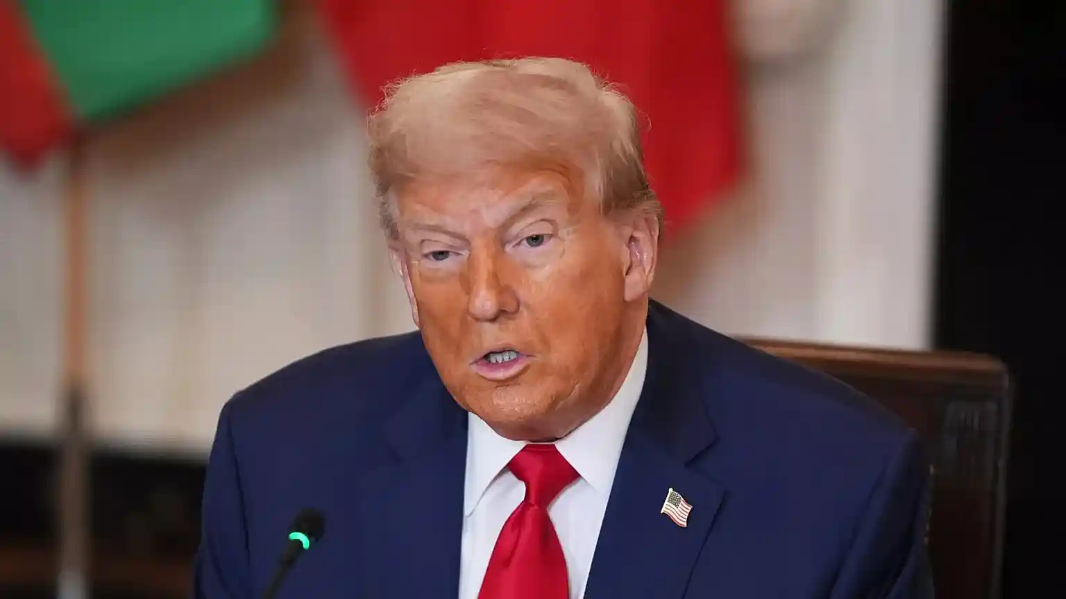 Imagem de Datafolha: maioria vê motivação política de Trump para favorecer Flávio Bolsonaro com tarifaço