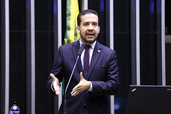Imagem de Janones é internado na UTI após sofrer arritmia cardíaca depois de debate presidencial