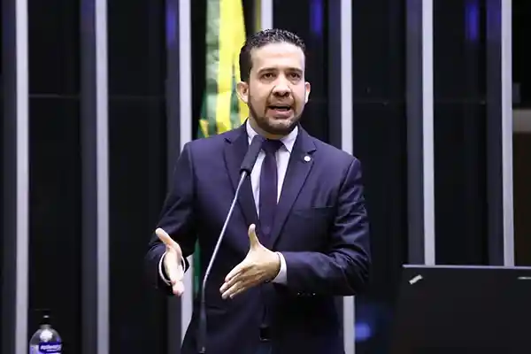 Imagem de Janones é internado na UTI após sofrer arritmia cardíaca depois de debate presidencial