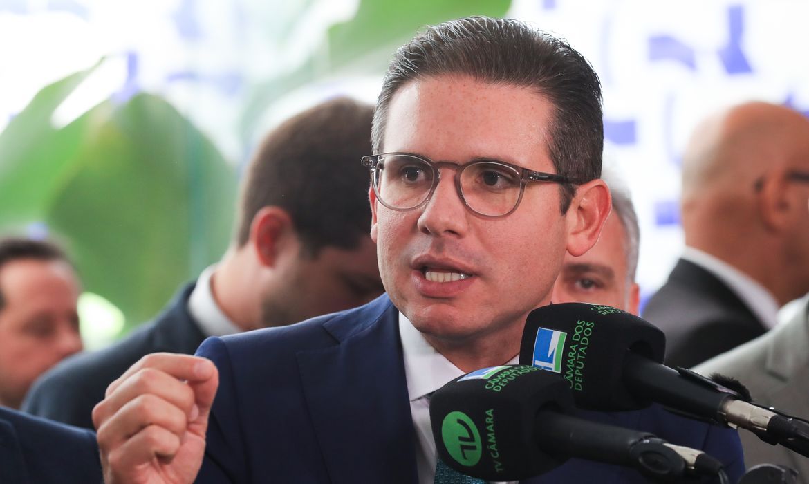 Imagem de Hugo Motta libera votações remotas na Câmara e deputados focam pré-campanhas nos estados
