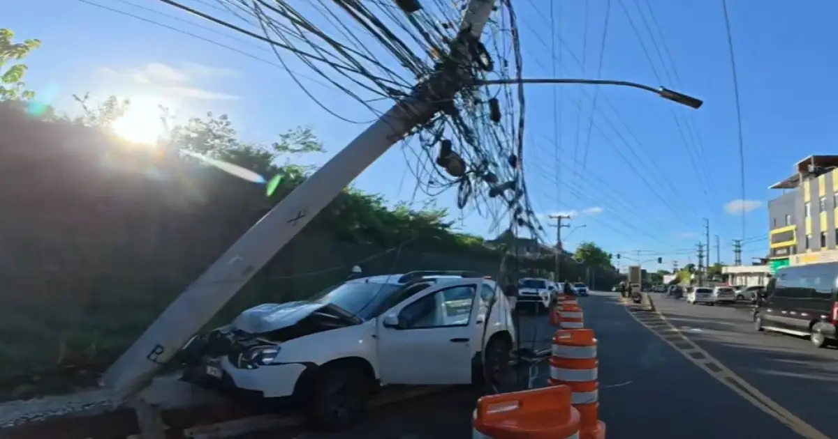 Imagem de Carro colide com poste e deixa trecho da Avenida São Rafael interditado em Salvador