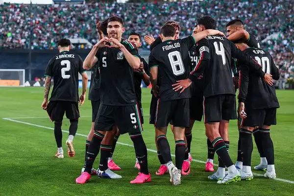 Imagem de México vence África do Sul e abre Copa do Mundo com vitória diante da torcida