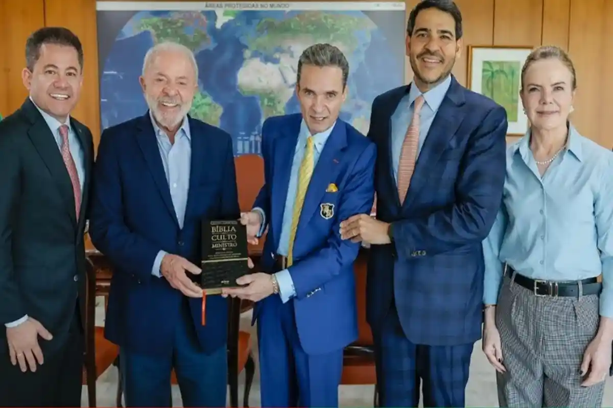 Imagem de Lula diz respeitar igreja e brinca com Messias