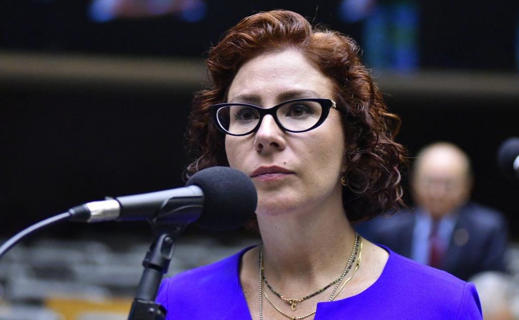 Imagem de CCJ aciona embaixada para tentar ouvir Carla Zambelli na Itália