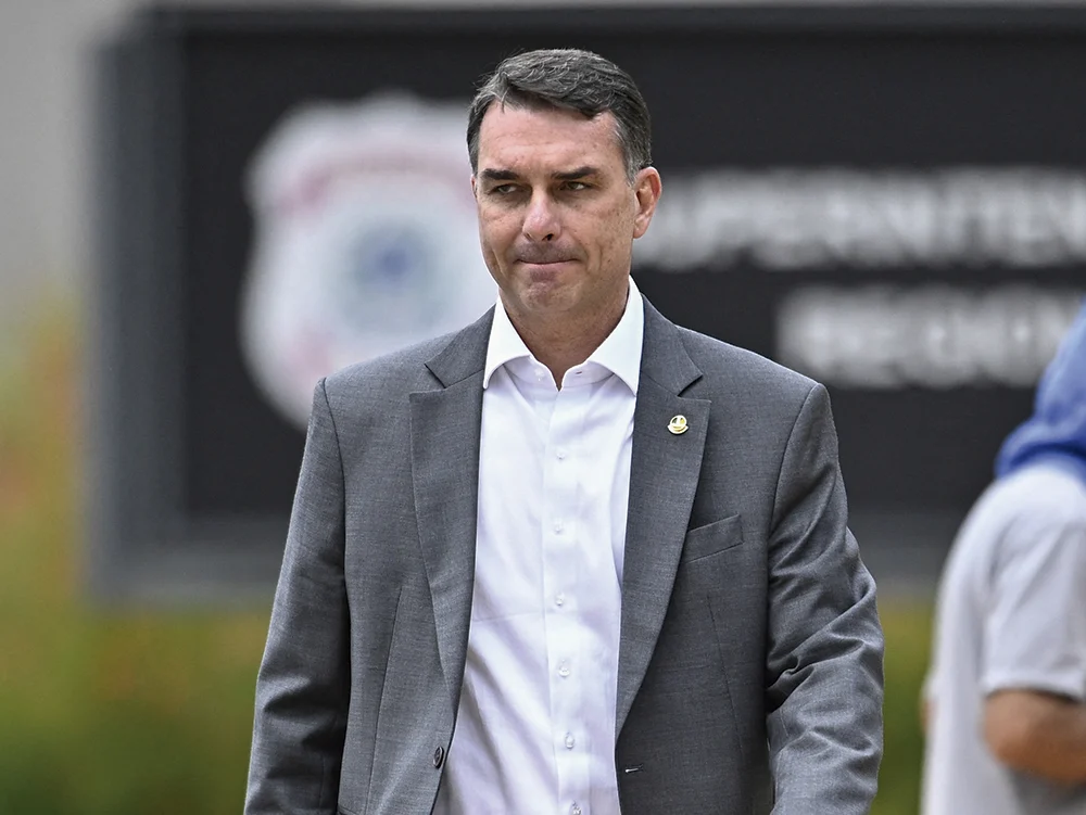 Imagem de Flávio Bolsonaro visita Jair Bolsonaro em prisão domiciliar