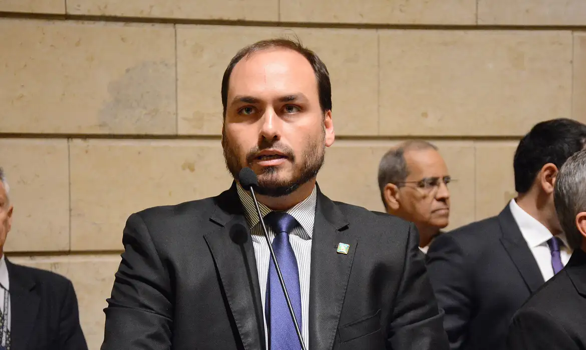Imagem de Carlos Bolsonaro critica verba de publicidade do governo Lula e fala em "campanha disfarçada"