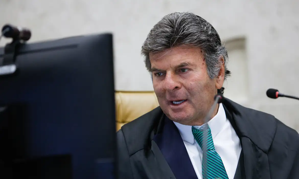 Imagem de Fux pede vista e paralisa julgamento no STF que amplia alcance do foro privilegiado