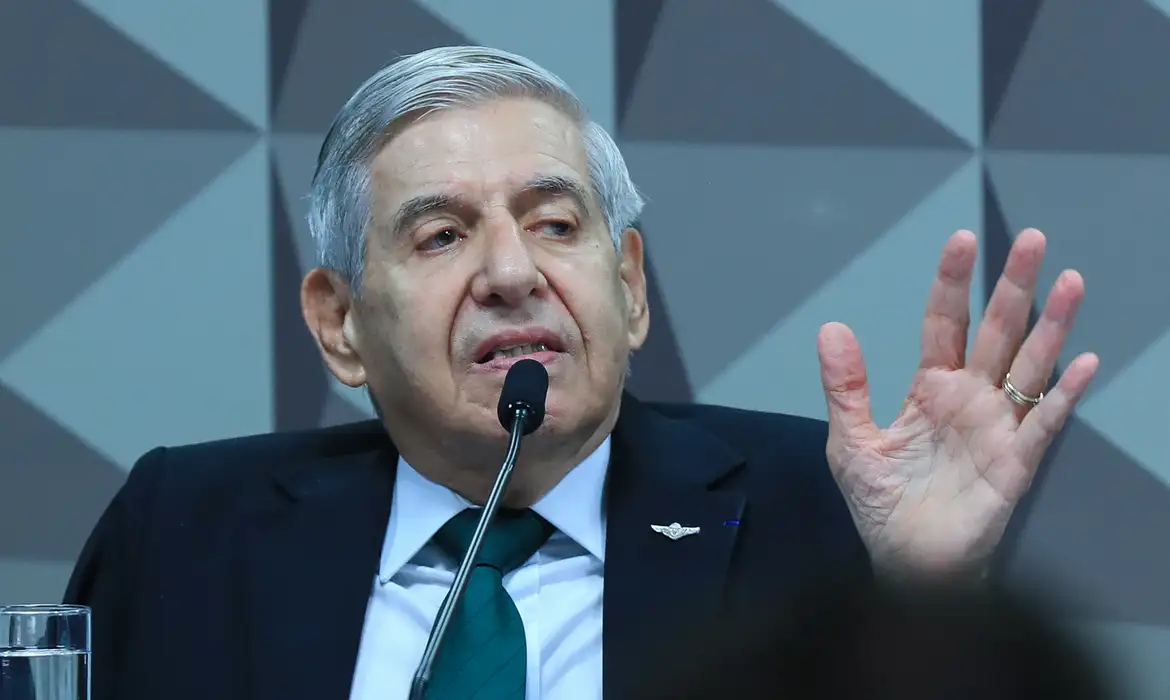 Imagem de Generais Augusto Heleno e Paulo Sérgio são levados ao Comando Militar do Planalto após ordem de prisão do STF