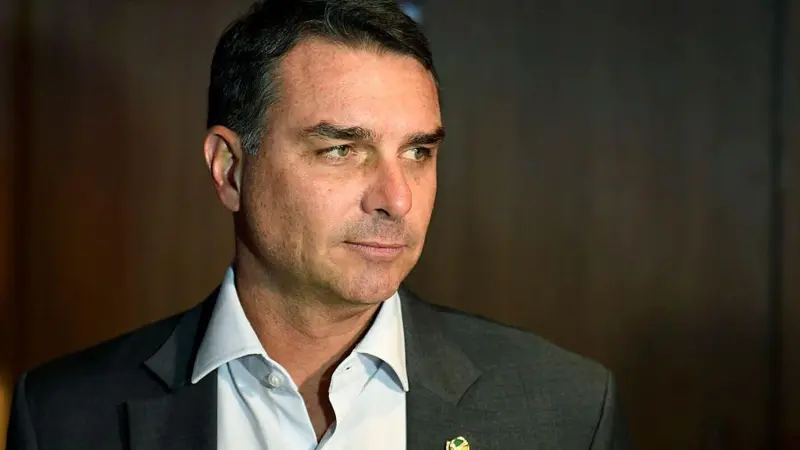 Imagem de “Rabo preso”, diz Flávio Bolsonaro ao cobrar posicionamento de Lula sobre crise no STF