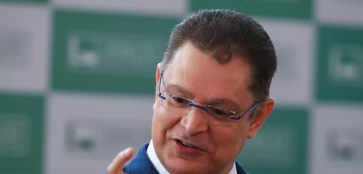 Imagem de Líder do PL pede asilo político para Carla Zambelli à primeira-ministra da Itália