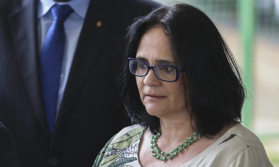 Imagem de Damares Alves cobra explicações do governo sobre uso de recursos públicos para luxo de familiares de presidente