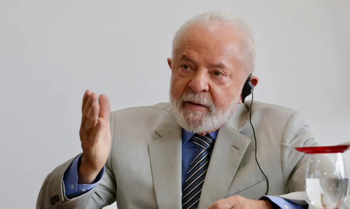 Imagem de Lula agradece Hugo Motta após aprovação da PEC do fim da escala 6×1 na Câmara