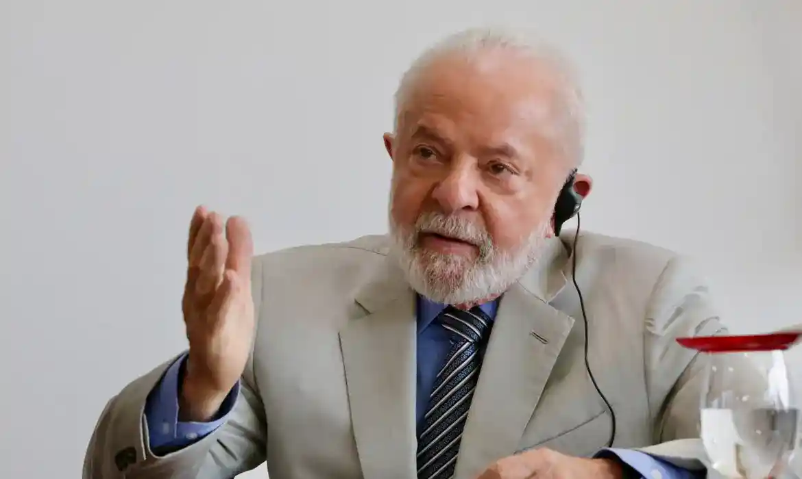 Imagem de Lula agradece Hugo Motta após aprovação da PEC do fim da escala 6×1 na Câmara