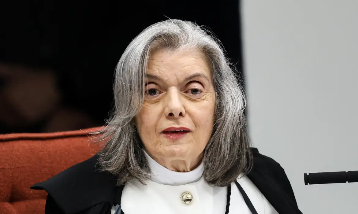 Imagem de Cármen vota contra mudanças na Ficha Limpa