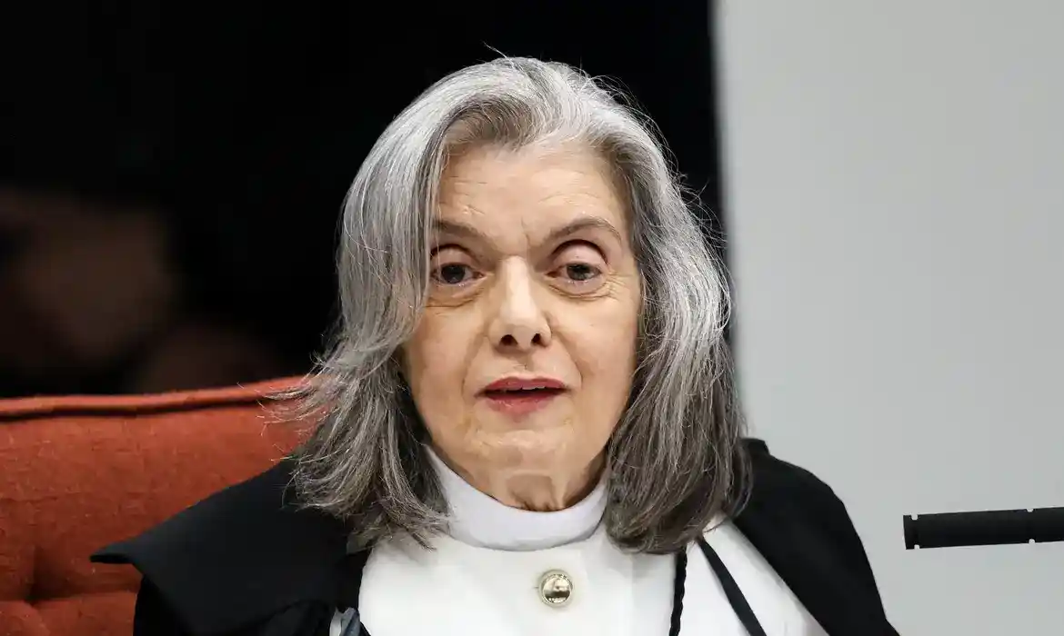 Imagem de Cármen vota contra mudanças na Ficha Limpa