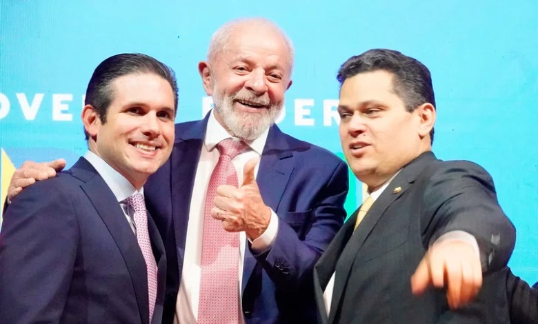 O presidente Lula, Hugo Motta e Davi Alcolumbre