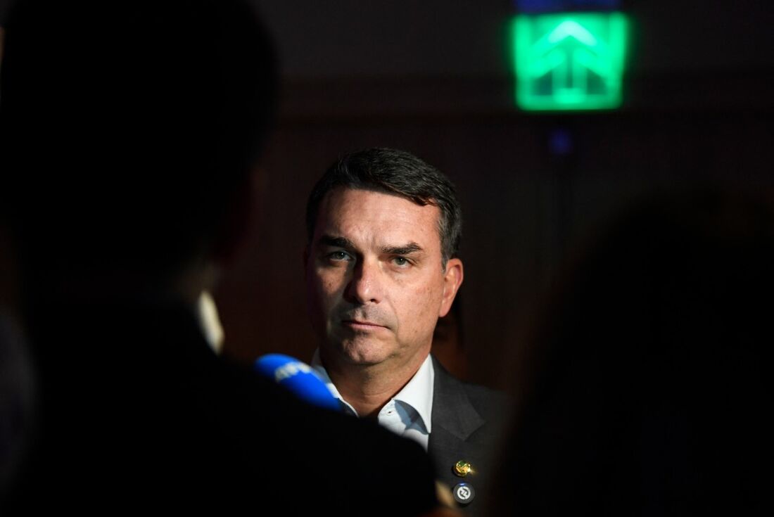 Imagem de Flávio Bolsonaro mantém agenda no Rio após divulgação de áudio envolvendo Daniel Vorcaro