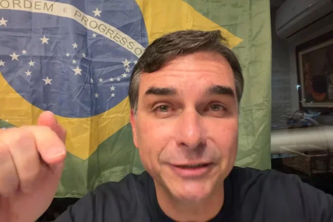 Imagem de Flávio Bolsonaro responsabiliza Lula por tarifa dos EUA e cobra mudança na condução do governo