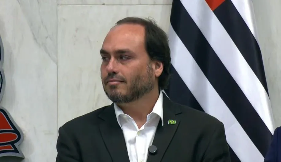 Imagem de Carlos Bolsonaro diz que visita ao pai foi interrompida após limite de 2 horas