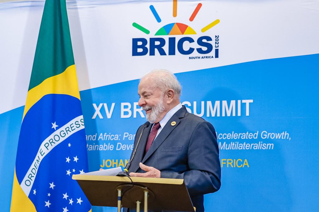 Imagem de Lula fortalece laços com Irã durante BRICS e reaviva críticas por aproximação com regimes autoritários