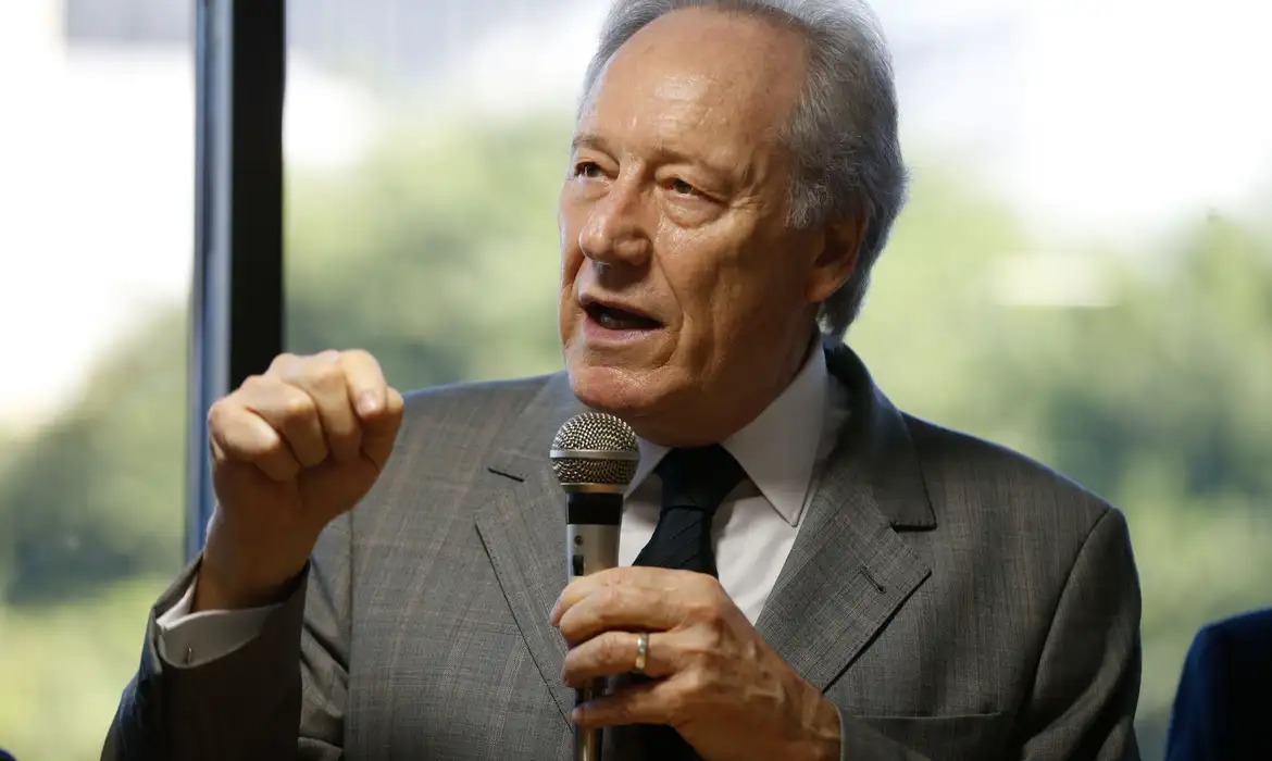 Ministro da Justiça, Ricardo Lewandowski, nega conflito em defesa feita por filho em caso do INSS