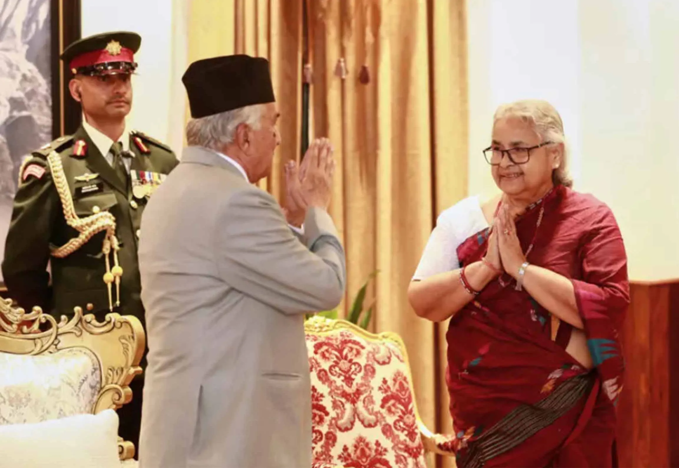Ex-chefe da Justiça, Sushila Karki toma posse como primeira premiê mulher do Nepal