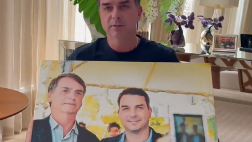 Imagem de Flávio Bolsonaro lamenta não poder postar foto com o pai no Dia dos Pais
