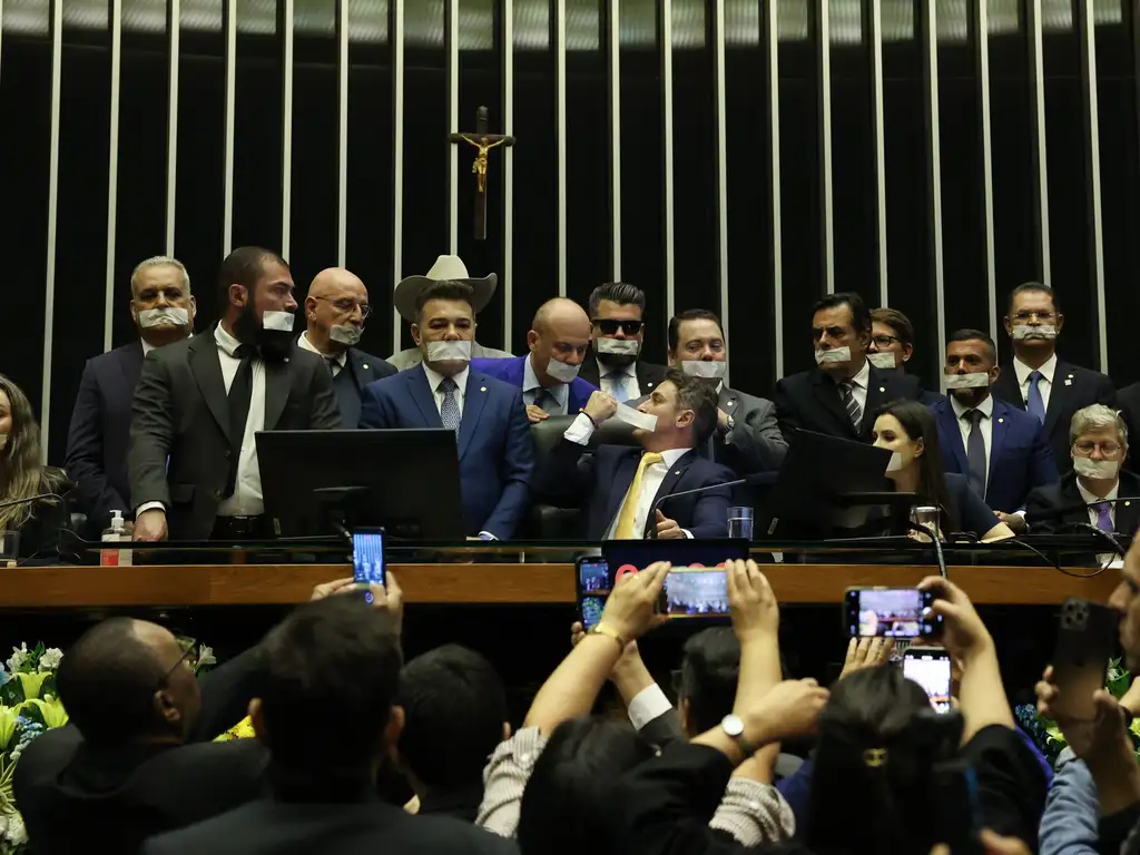 Imagem de Com esparadrapos na boca, oposição ocupa Mesa da Câmara por anistia e equilíbrio entre os Poderes