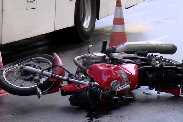Imagem de Motociclista morre após acidente com micro-ônibus na Ondina